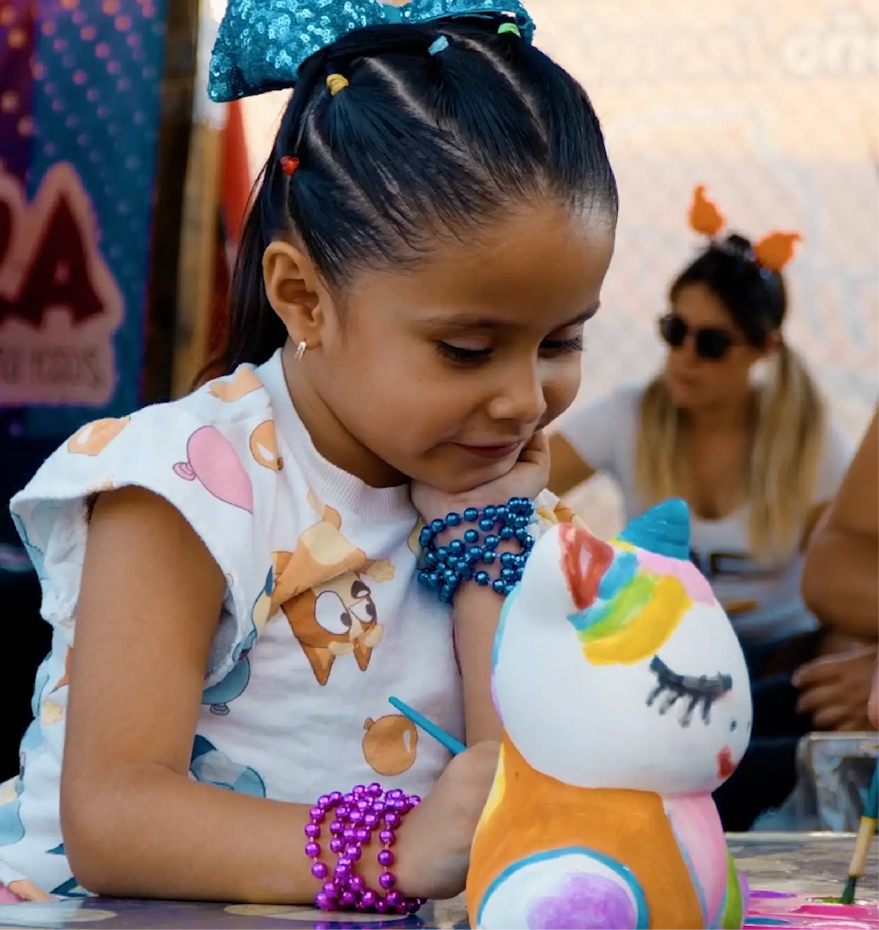Niña pinta una figura de unicornio
