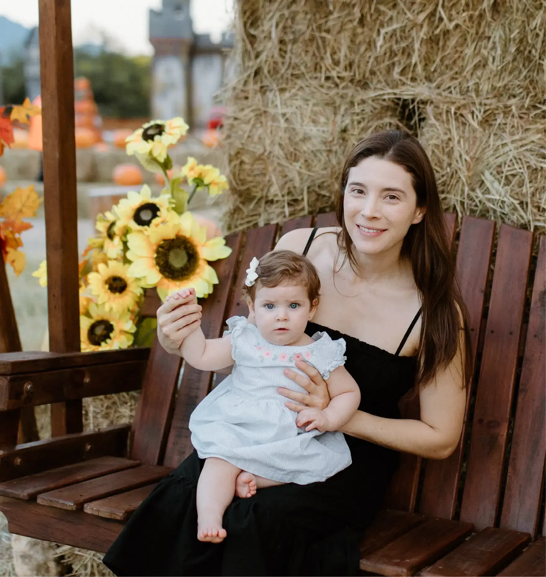 Mamá y bebé en el photo opp de girasoles